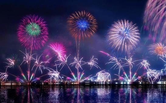 鮮やかな湖上打ち上げ花火/松江水郷祭 鮮やかな湖上打ち上げ花火/松江水郷祭 打ち上げ花火,花火,夏の写真素材