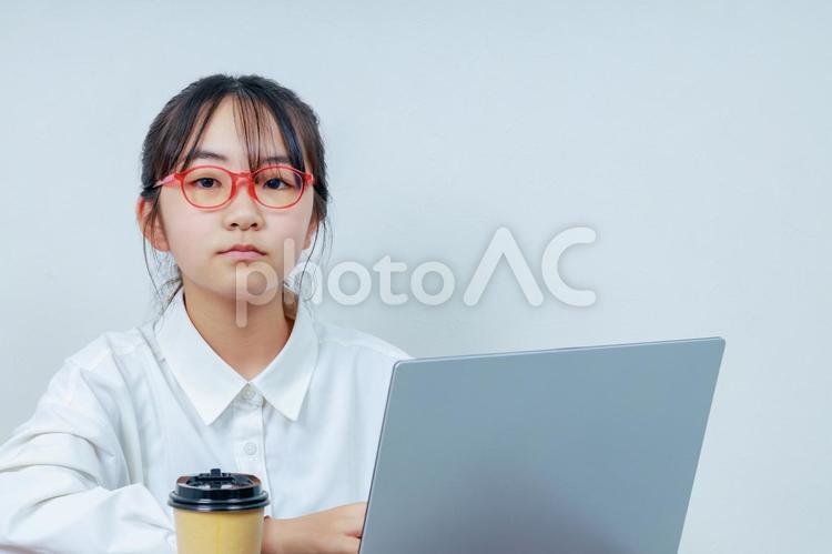 赤色の眼鏡をかけたカメラ目線の女の子 女性,小学生,少女の写真素材