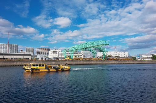 汐見運河のイグアナクレーンと清掃船 汐見運河のイグアナクレーンと清掃船 東京都江東区,汐見運河,越中島貨物駅の写真素材