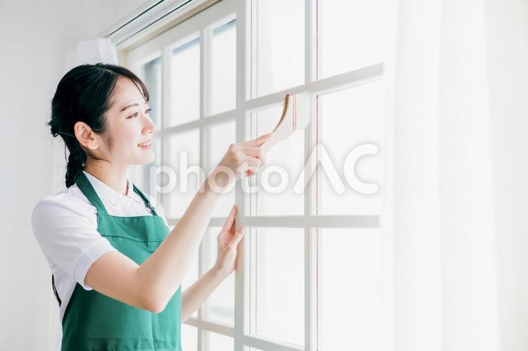 塗装をするエプロン姿の日本人女性 塗装,ペンキ,diyの写真素材