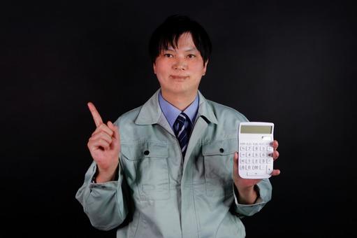 電卓を持つ作業員 電卓を持つ作業員 電卓,作業員,男性の写真素材
