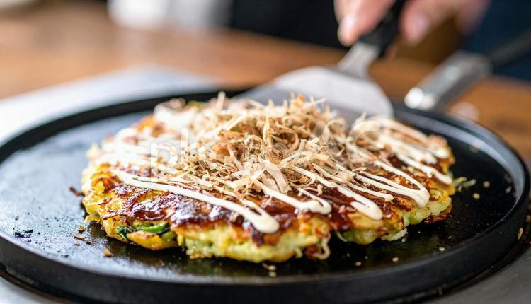 お好み焼きを鉄板で焼く お好み焼き,こげ,こての写真素材