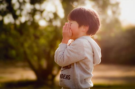 ＜素材＞夜明けの公園でくしゃみをする少年 子供,男性,人物の写真素材