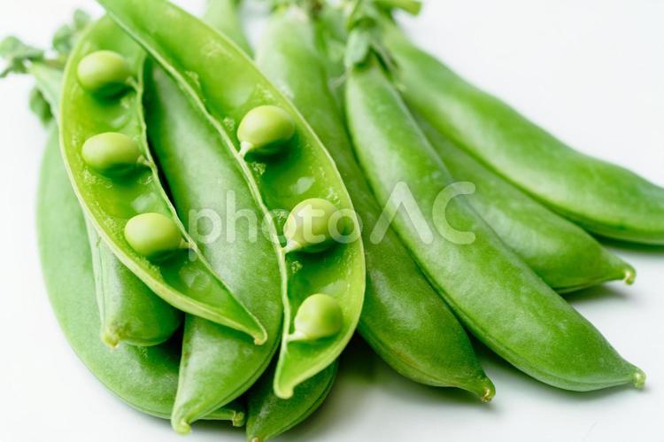 スナップエンドウ　二つに割ったところ 野菜,夏野菜,スナップえんどうの写真素材