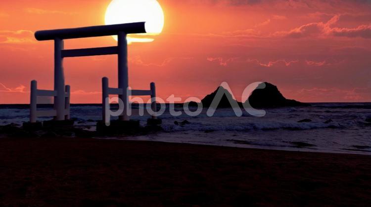鳥居と海と夕日 鳥居,夕空,海岸の写真素材