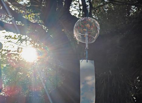 明るい太陽光とガラス風鈴のクローズアップ ふうりん,風鈴,日本の写真素材