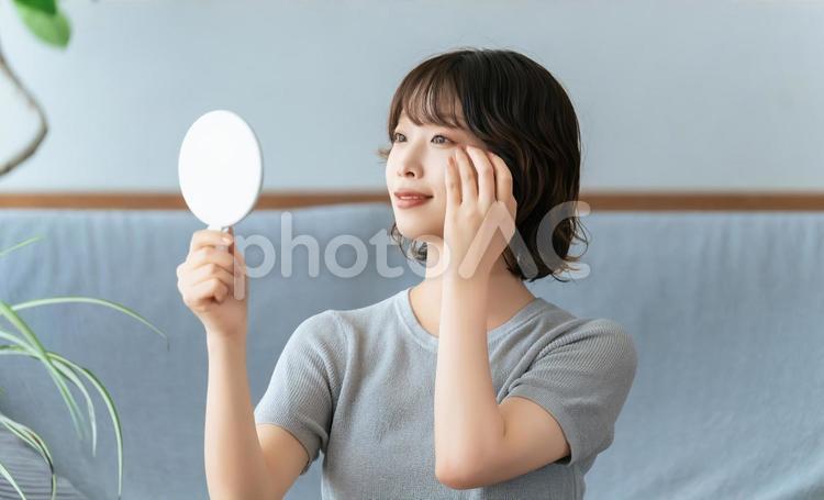 鏡で肌をチェックする女性 女性,美容,健康の写真素材