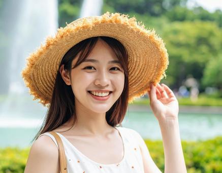 麦わら帽子の彼女と、都市公園の噴水 麦わら帽子の彼女と、都市公園の噴水の写真