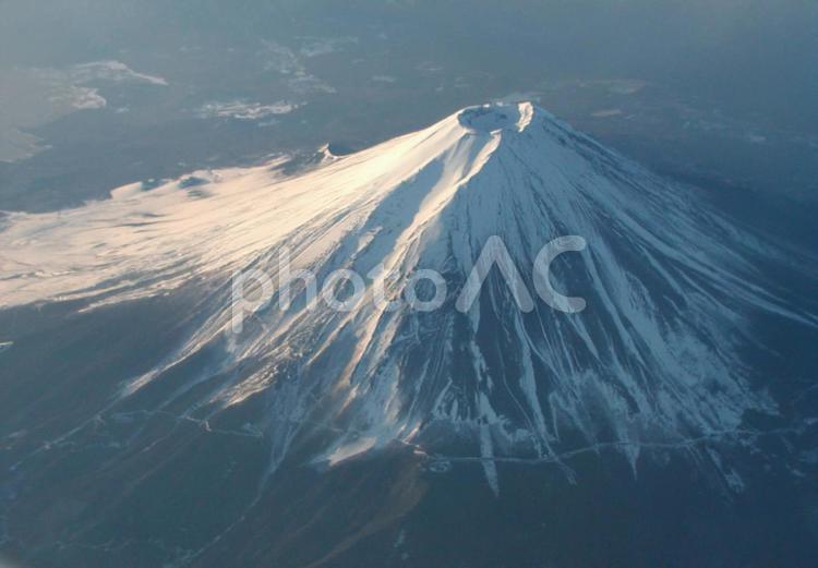 飛行機上から見下ろす12月の富士山 富士山,飛行機,空撮の写真素材