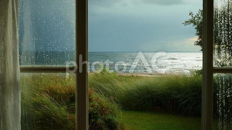 コテージの窓越しの曇り空の海 窓,雨,雨粒の写真素材