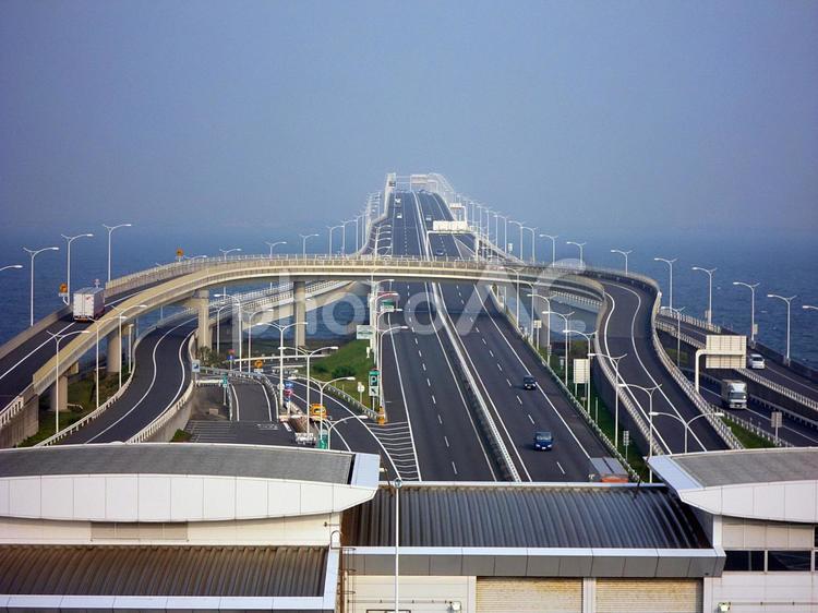 海ほたるから望む東京湾アクアライン 海ほたる,東京湾アクアライン,高速道路の写真素材