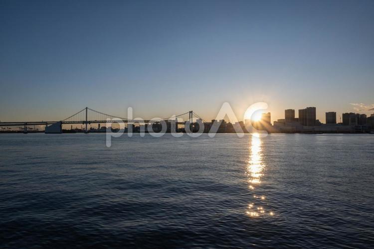 東京湾の夕暮れとレインボーブリッジ 高層ビル,ビル群,レインボーブリッジの写真素材