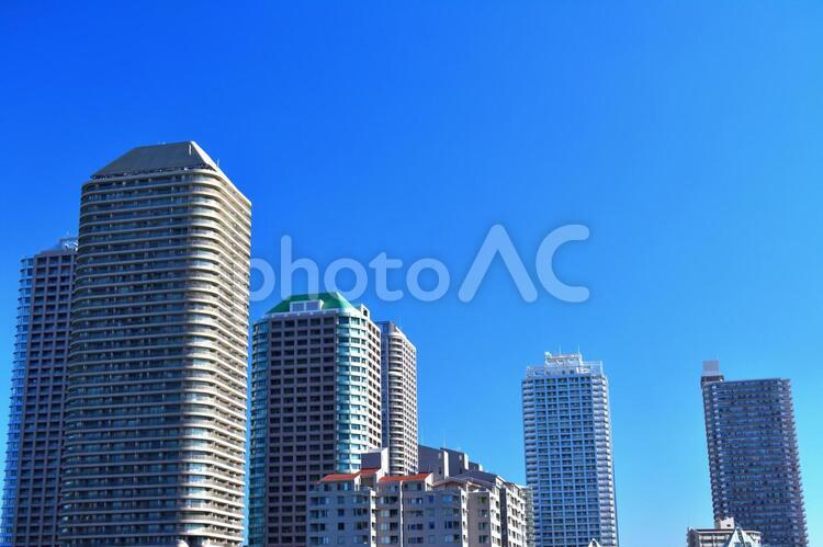 ビルと青空　都会と青空　快晴　晴れ イメージ,素材,大都会の写真素材