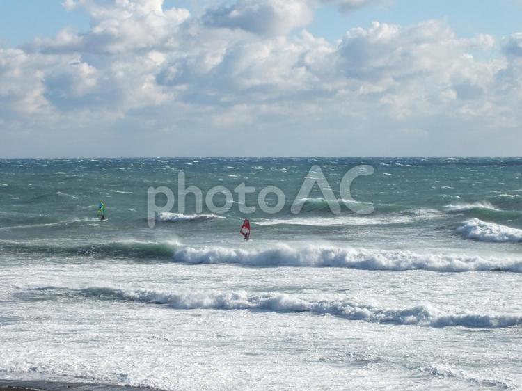 荒海に浮かぶ ウィンドサーフィン,surfing,波の写真素材