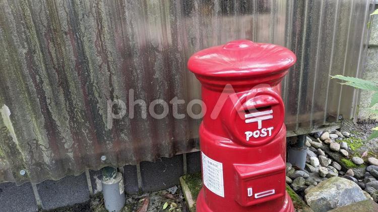 郵便ポストの置物 郵便ポスト,置物,ノスタルジーの写真素材