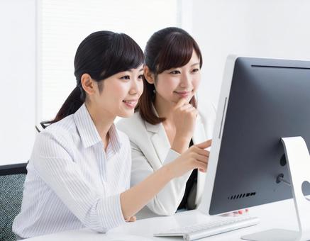 オフィスでアイディアを練る女性 オフィスでアイディアを練る女性の写真