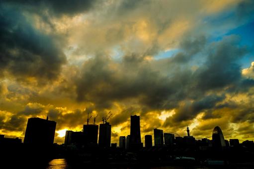 夕暮れのビル群 夕暮れのビル群の写真