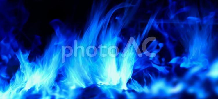 勢いよく燃える青い炎の画像横長 炎,青,火の写真素材