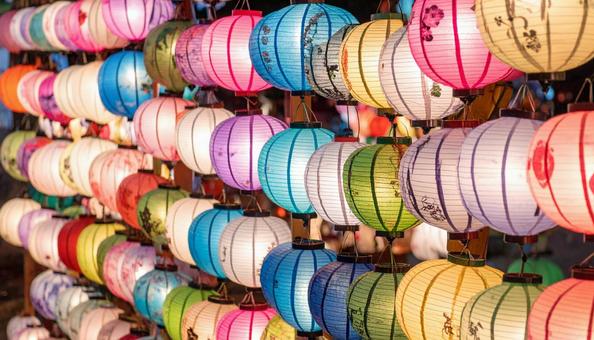 カラフルなたくさんの提灯 カラフルなたくさんの提灯の写真