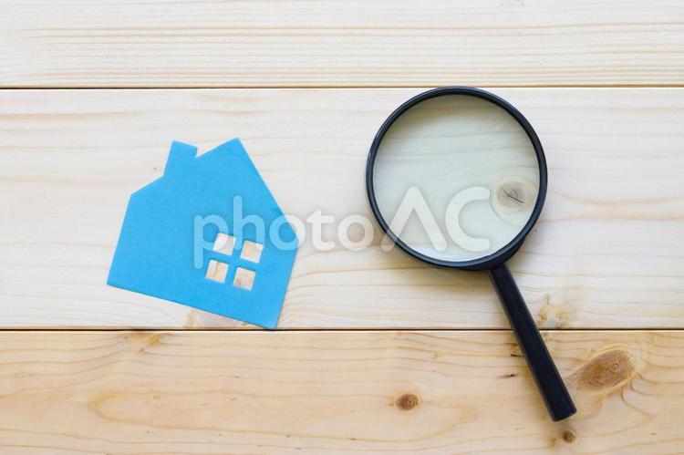 家の模型と虫眼鏡 住宅,土地,不動産の写真素材