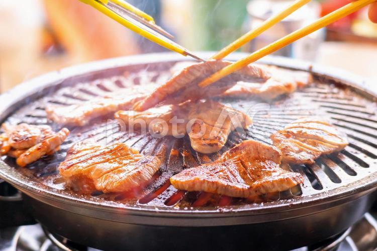 鉄のプレートで焼かれている牛タン  5587 焼肉,牛タン,焼いているの写真素材