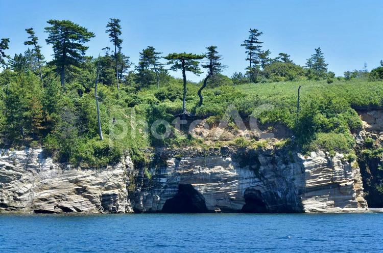 遊覧船から見た福井県東尋坊　夏の岸壁 柱状節理,水面,遊覧船の写真素材