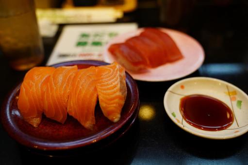 回転寿司 回転寿司,サーモン,マグロの写真素材