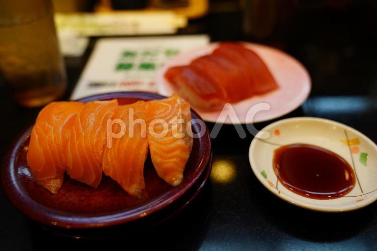 回転寿司 回転寿司,サーモン,マグロの写真素材