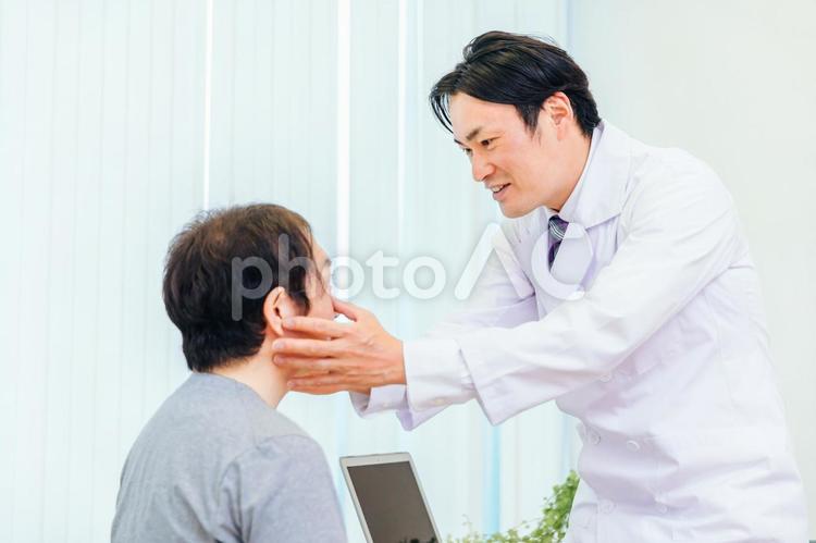 診察する男性医師（眼科） 眼科,レーシック,目の写真素材
