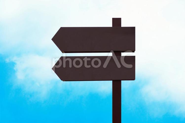 空欄の左向き看板と青空の背景画像 6603 看板,青空,矢印の写真素材