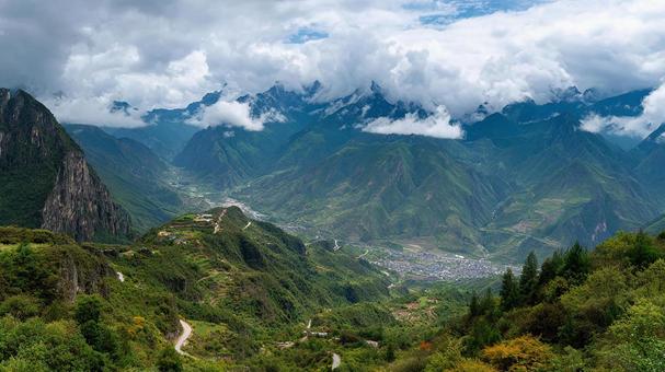自然の壮大さを感じる、雲間にそびえる山脈 自然の壮大さを感じる、雲間にそびえる山脈の写真