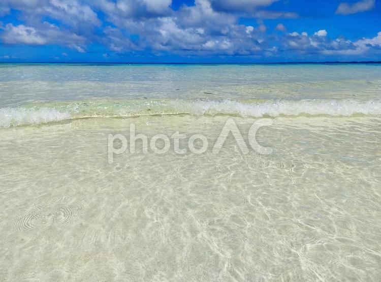 透明な波が打ち寄せる海辺 波打ち際,波,ビーチの写真素材