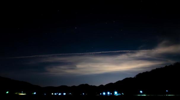 夜空に輝く雲の幻想 夜空に輝く雲の幻想 夜空,雲,輝きの写真素材