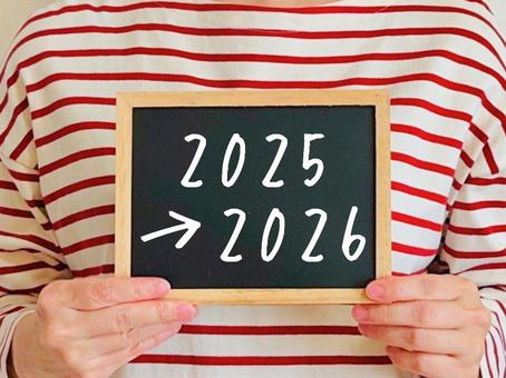2025 → 2026年（女性・黒板） 2025,2026,女性の写真素材