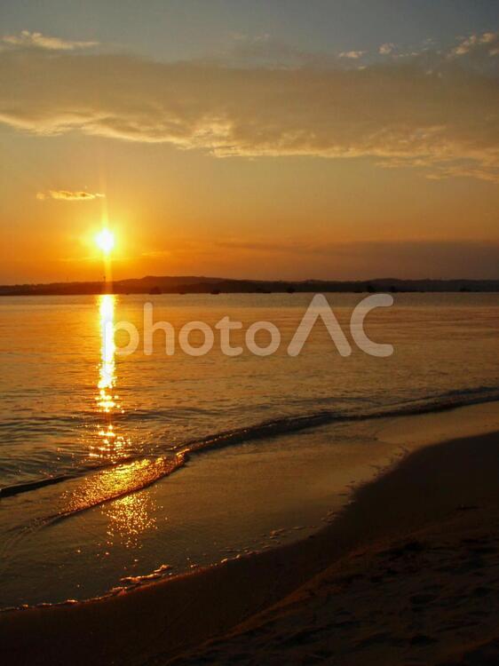 夕暮れのビーチ さざ波,オレンジ,キラキラの写真素材