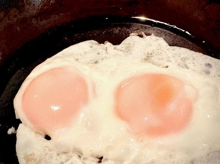 目玉焼きを焼く 01 目玉焼きを焼く 01の写真