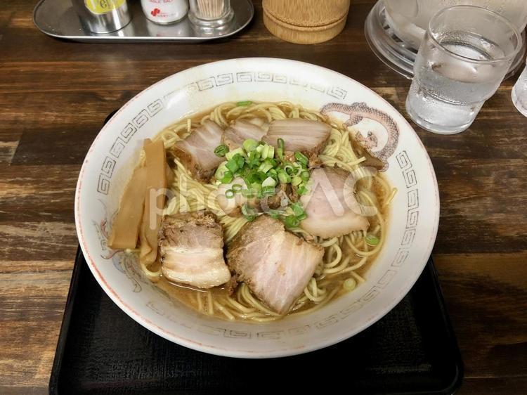 昔ながらの醤油ラーメンと厚切チャーシュー ラーメン,中華そば,醤油ラーメンの写真素材