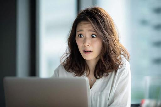 驚いた表情のビジネス女性 驚いた表情のビジネス女性の写真