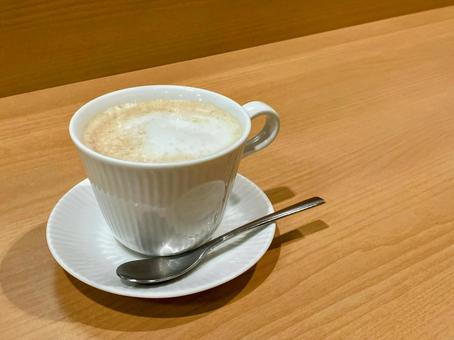 カウンター席でカフェラテ カウンター席でカフェラテ カフェラテ,コーヒー,カウンターの写真素材