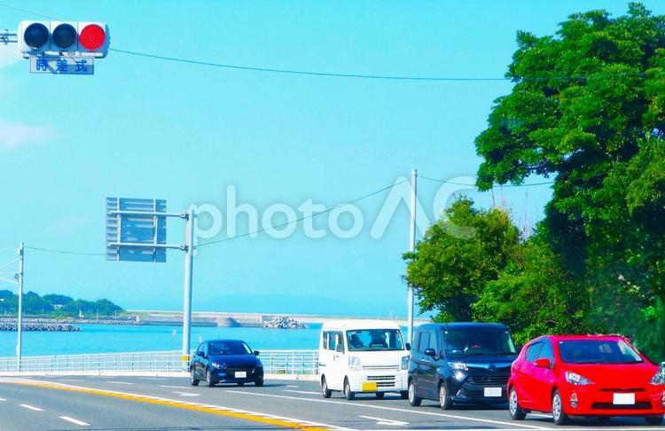 海の見える交差点（アップ） 交差点,海,車の写真素材