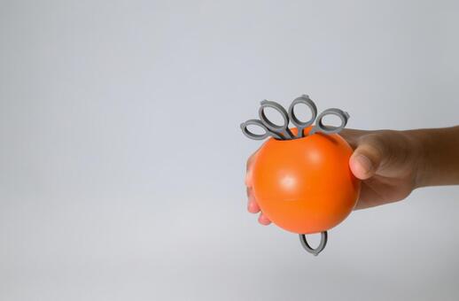 握力トレーニングをする手と器具 握力,トレーニング,フィットネスの写真素材