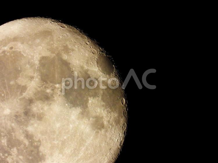 夜空に浮かぶ月のクレーター 月,寝待月,天体の写真素材
