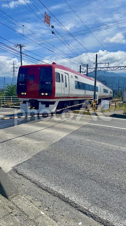 晴天の踏切を通過する赤い電車 電車,踏切,鉄道の写真素材