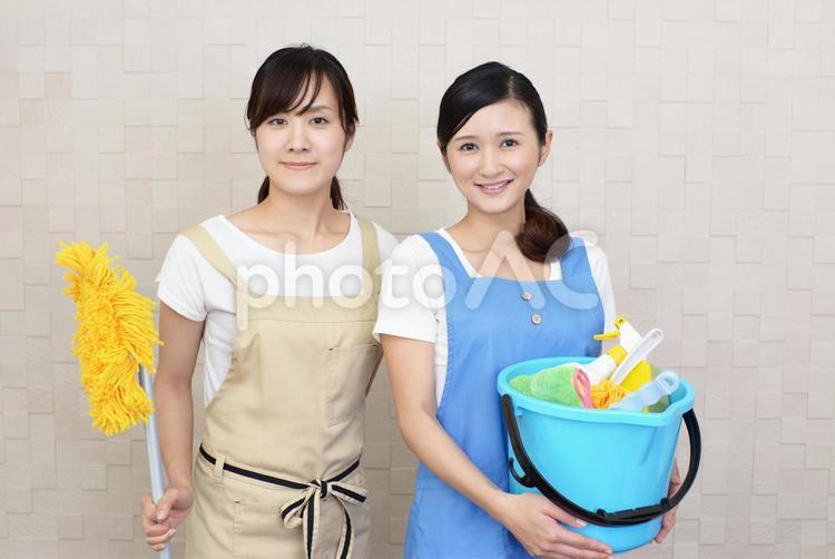エプロンを着た二人の女性 女性,女,掃除の写真素材