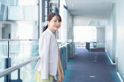 オフィスで働くビジネスウーマン ビジネス,ビジネスウーマン,女性の写真素材