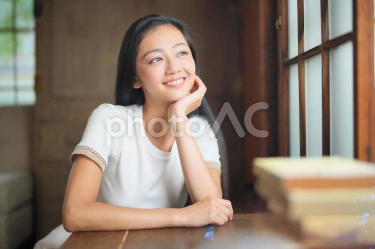 頬杖をして微笑む女性 女性,頬杖,日本人の写真素材