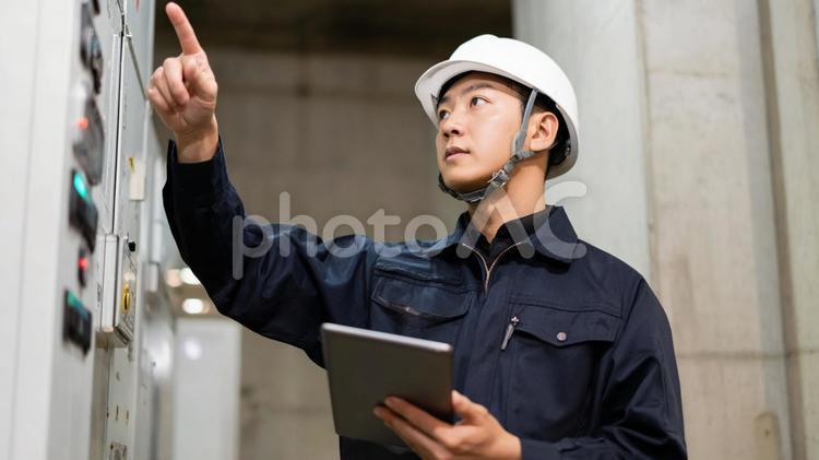設備を確認する作業員 作業員,点検,工場の写真素材