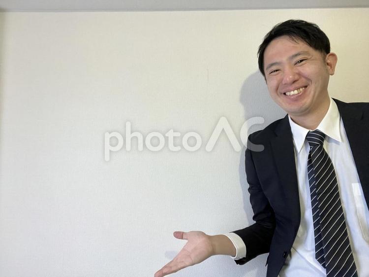 余白と笑顔のサラリーマン　5 男性,ビジネス,ビジネスマンの写真素材