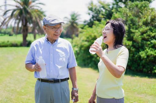 水分補給をする高齢者 水分補給をする高齢者 屋外,体調管理,ジュースの写真素材