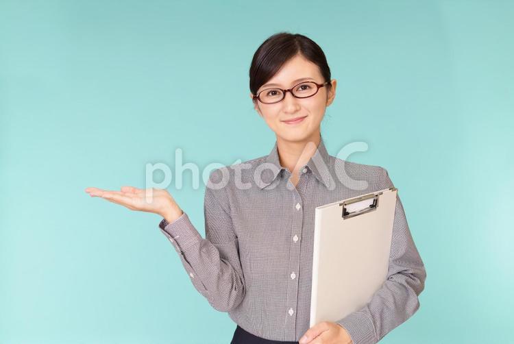 案内するビジネスウーマン 日本人,女性,人物の写真素材